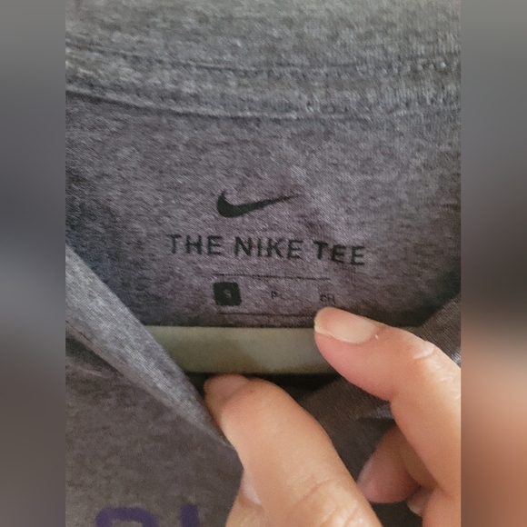 Nike Washington Huskies , The Nike Tee,‎ Dri Fit, Athletic Cut, Size Small - Picture 3 of 4